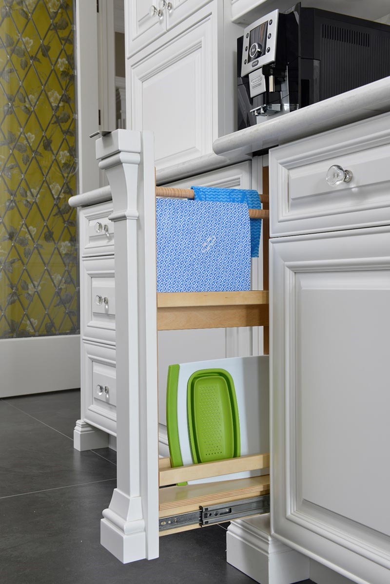 Pull out towel rack